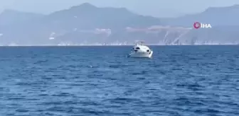 Deniz ortasında böyle besleniyor... Milli yüzücü Emre Seven 7 saattir yüzüyor