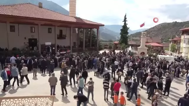 Doğuma günler kala vefat eden Emel öğretmen ve bebeği defnedildi