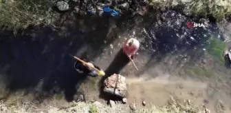 Erzurumlu kadınların yün mesaisi başladı... Dere kenarında binbir emekle yıkayıp, saatlerce tokaçla dövüyorlar