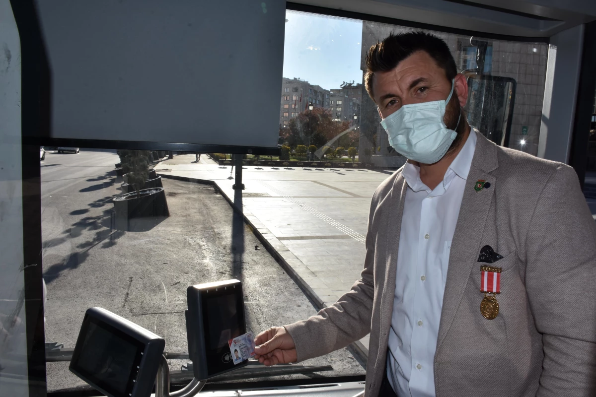 Son dakika haber: Gaziantep\'te şehit yakınları ve gaziler otobüse bindiğinde "Vatan size minnettar" anonsu yapılıyor
