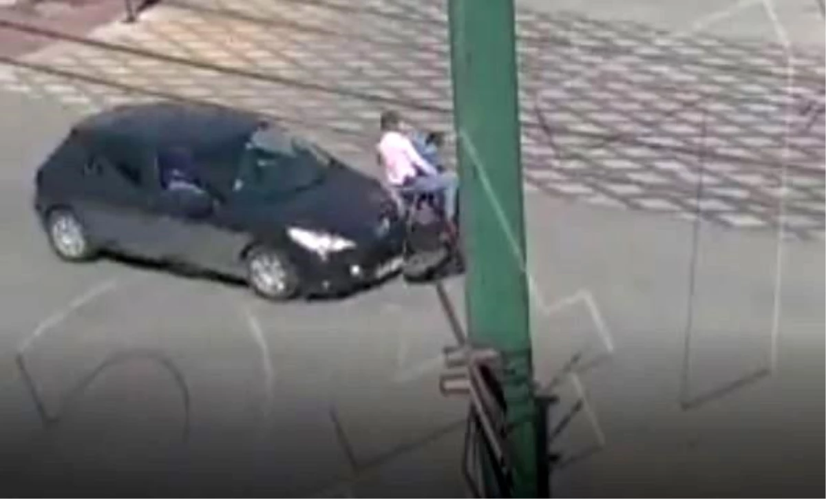 Son dakika haber | Otomobil motosiklete çarptı, sürücü ve kucağındaki çocuk yola böyle savruldu