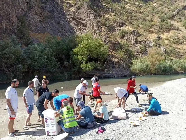 Gençler Şenoba'da rafting öğreniyor