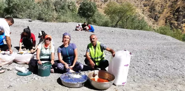 Gençler Şenoba'da rafting öğreniyor