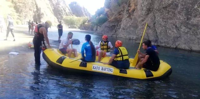 Gençler Şenoba'da rafting öğreniyor