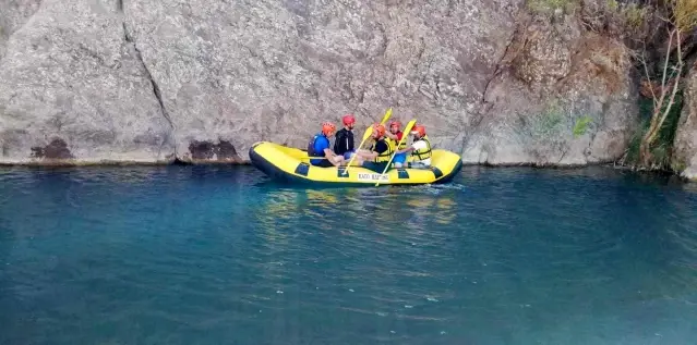 Gençler Şenoba'da rafting öğreniyor