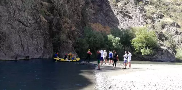 Gençler Şenoba'da rafting öğreniyor