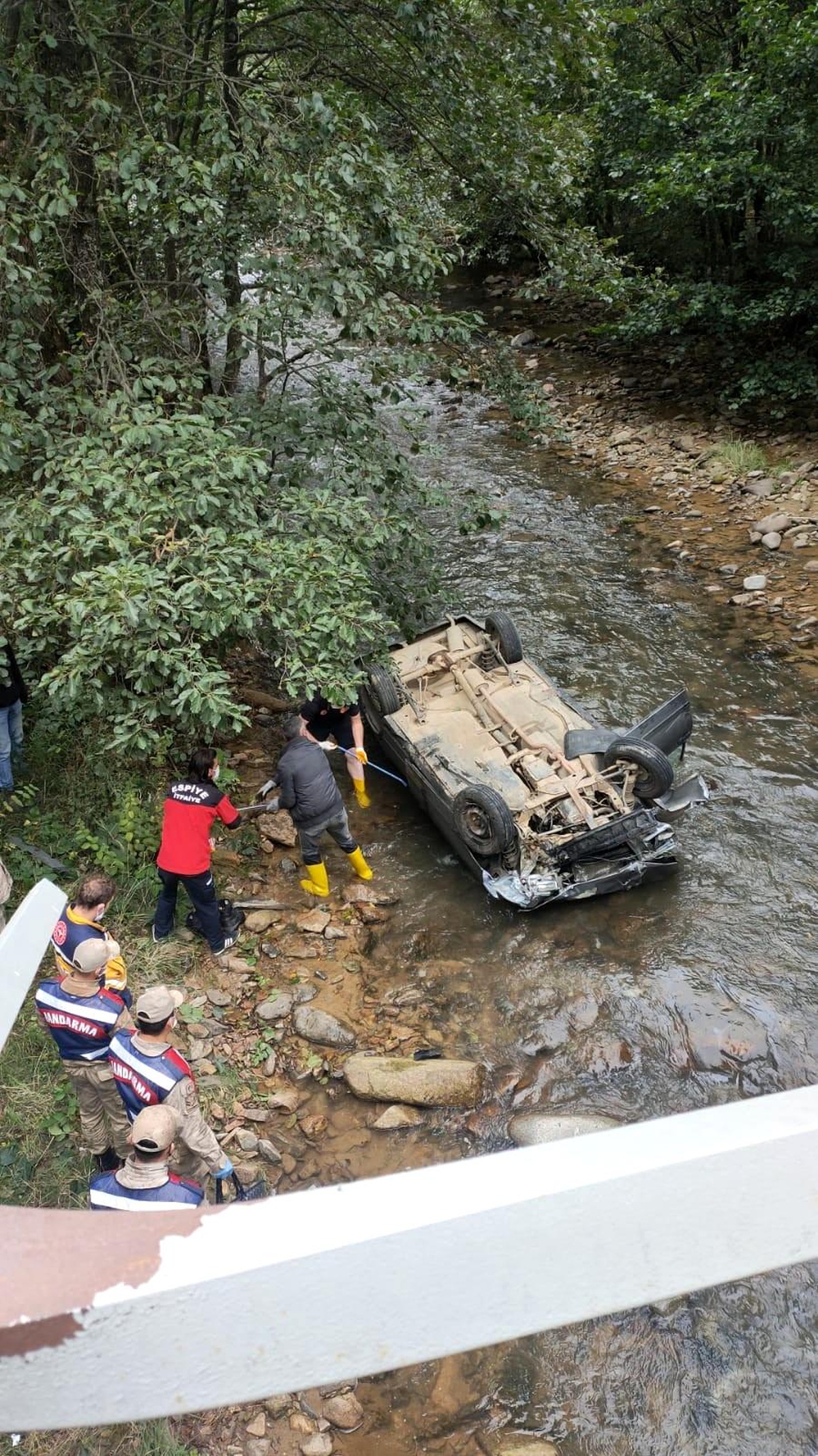 Son dakika haberi... Giresun\'da otomobil dereye yuvarlandı: 2 ölü