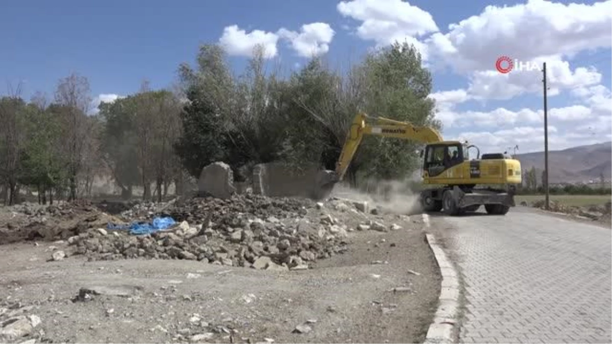 Gürpınar Belediyesi metruk binaların yıkımına devam ediyor