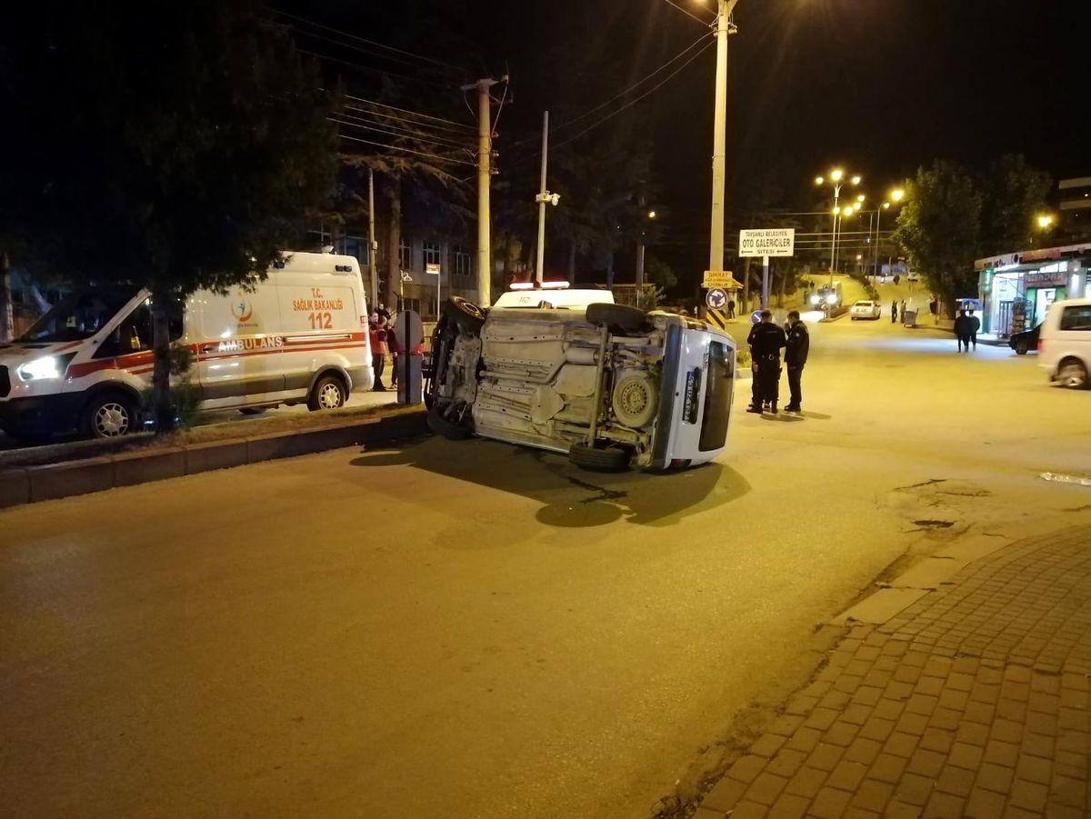 Hafif ticari araç takla attı: 2 yaralı