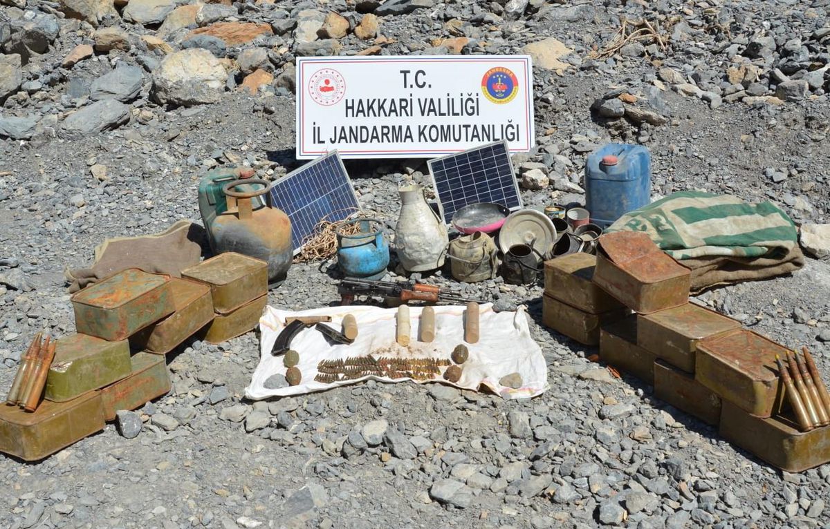 Hakkari kırsalında silah ve mühimmat ele geçirildi