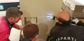 Son dakika haberi... İş yerinin kolonuna sıkışan kediyi itfaiye kurtardı