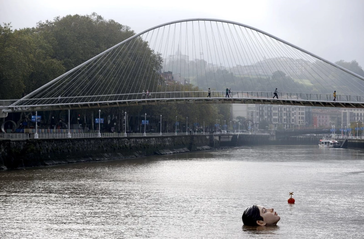 İspanya\'da nehrin ortasına yerleştirilen heykel korkuttu