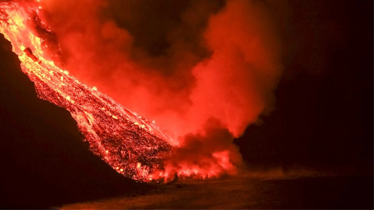 Las Palmas\'ta lav akıntısı okyanusla buluştu, zehirli gaz ve patlama uyarısı yapıldı