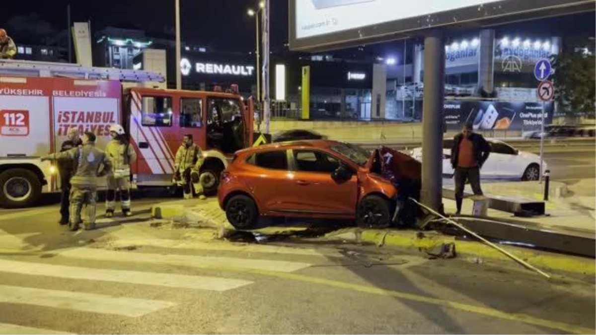 İSTANBUL - Zeytinburnu\'nda reklam panosuna çarpan otomobilde bulunan 2 kişi yaralandı