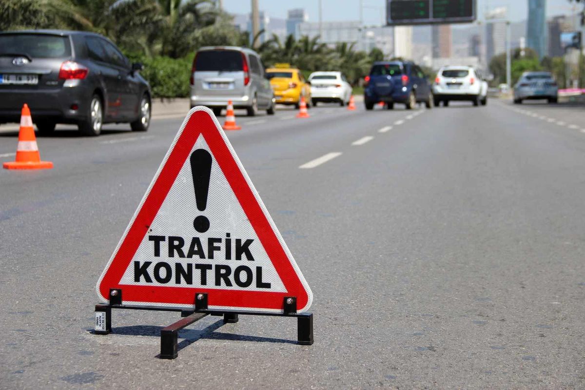 İzmir\'deki trafik denetimlerinde 16 bin 450 sürücüye ceza uygulandı
