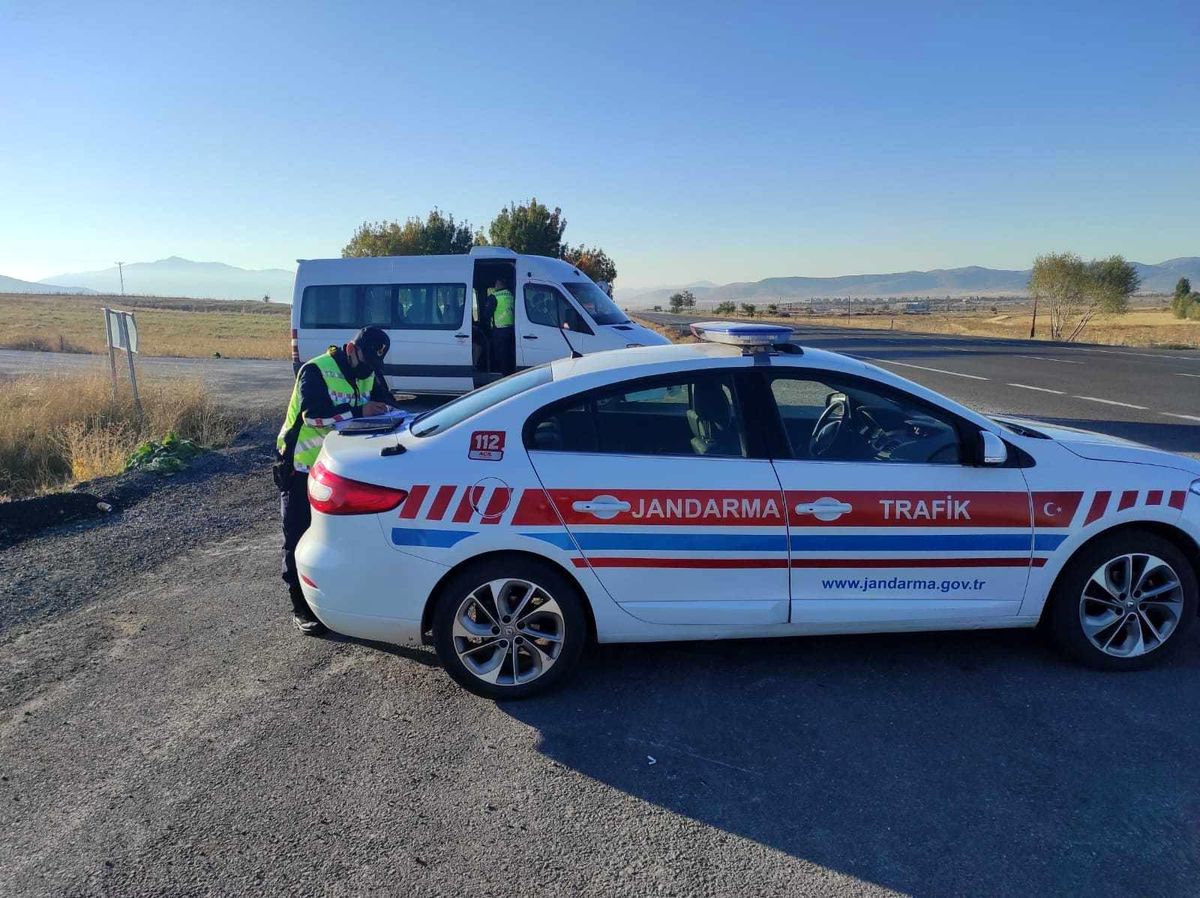 Son dakika... Jandarma trafik timleri öğrenci servis araçlarını denetledi