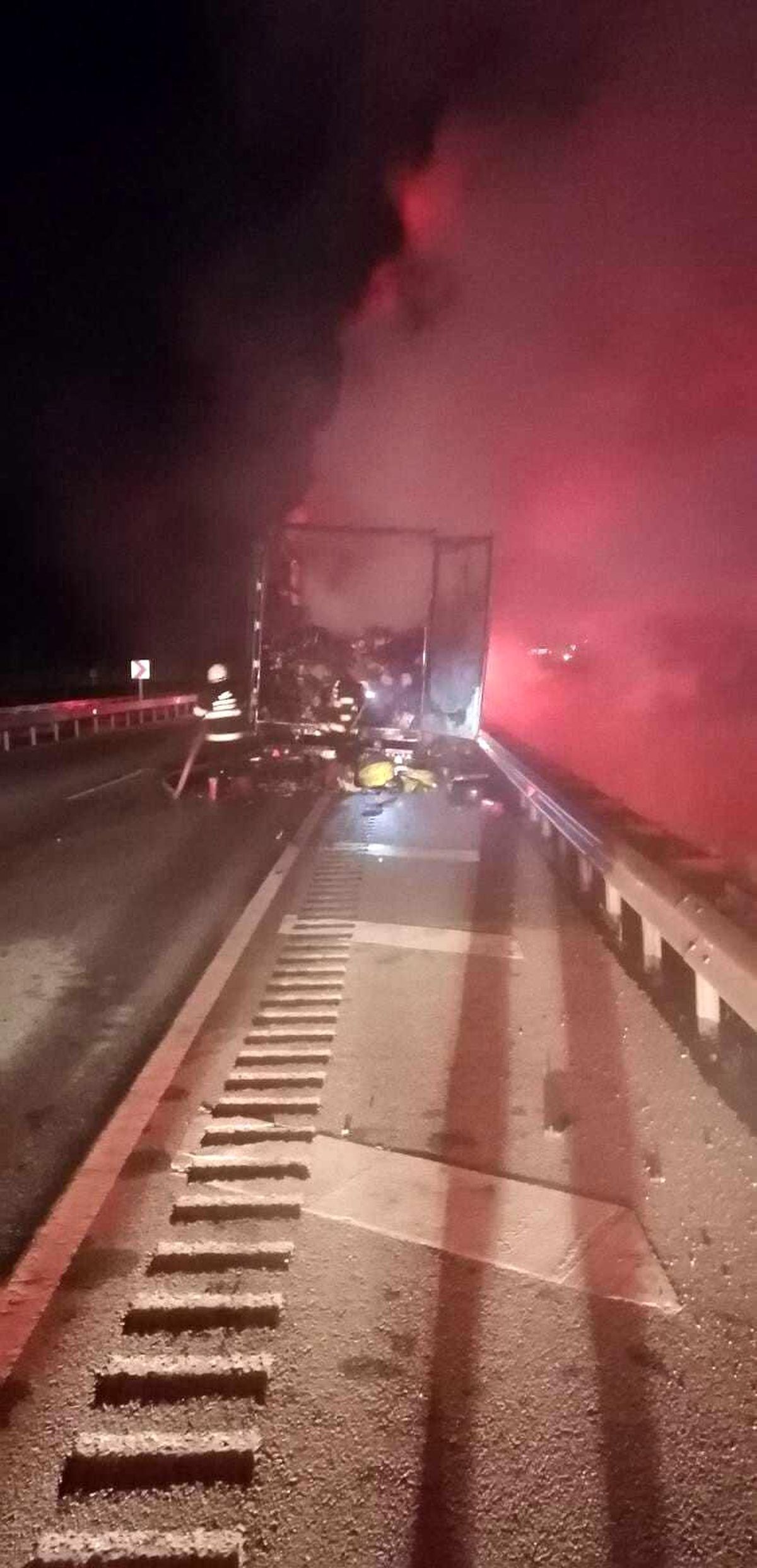Kargo taşıyan kamyon alev alev yandı, içindekiler kullanılamaz hale geldi
