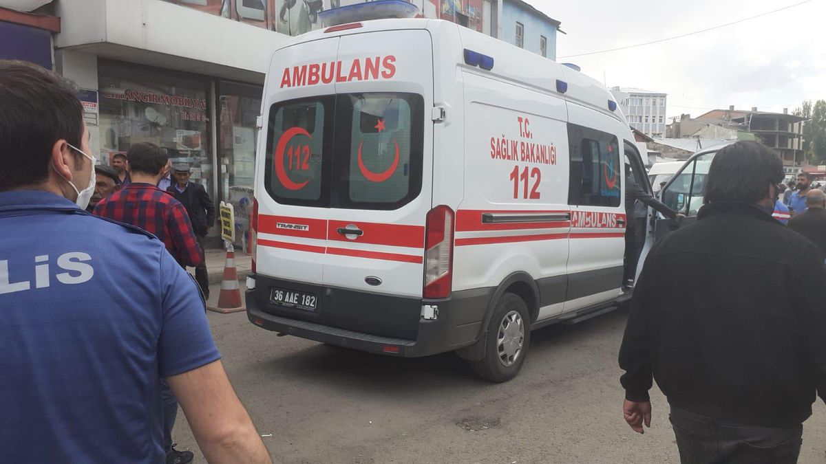 Kars\'ta silahlı saldırıya uğrayan eski muhtar öldü