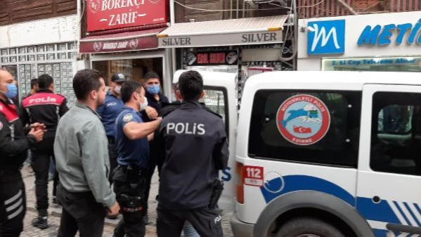 Ağabeyini satırla yaralayıp, polise ihbar edenleri Hepinizi vuracağım diye tehdit etti