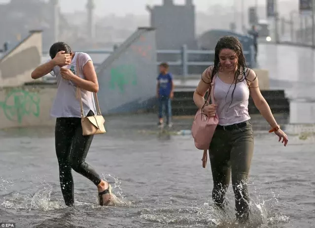 Son dakika: Meteoroloji'den dikkat çeken uyarı! 3 bölgede sağanak, 2 bölgede fırtına var