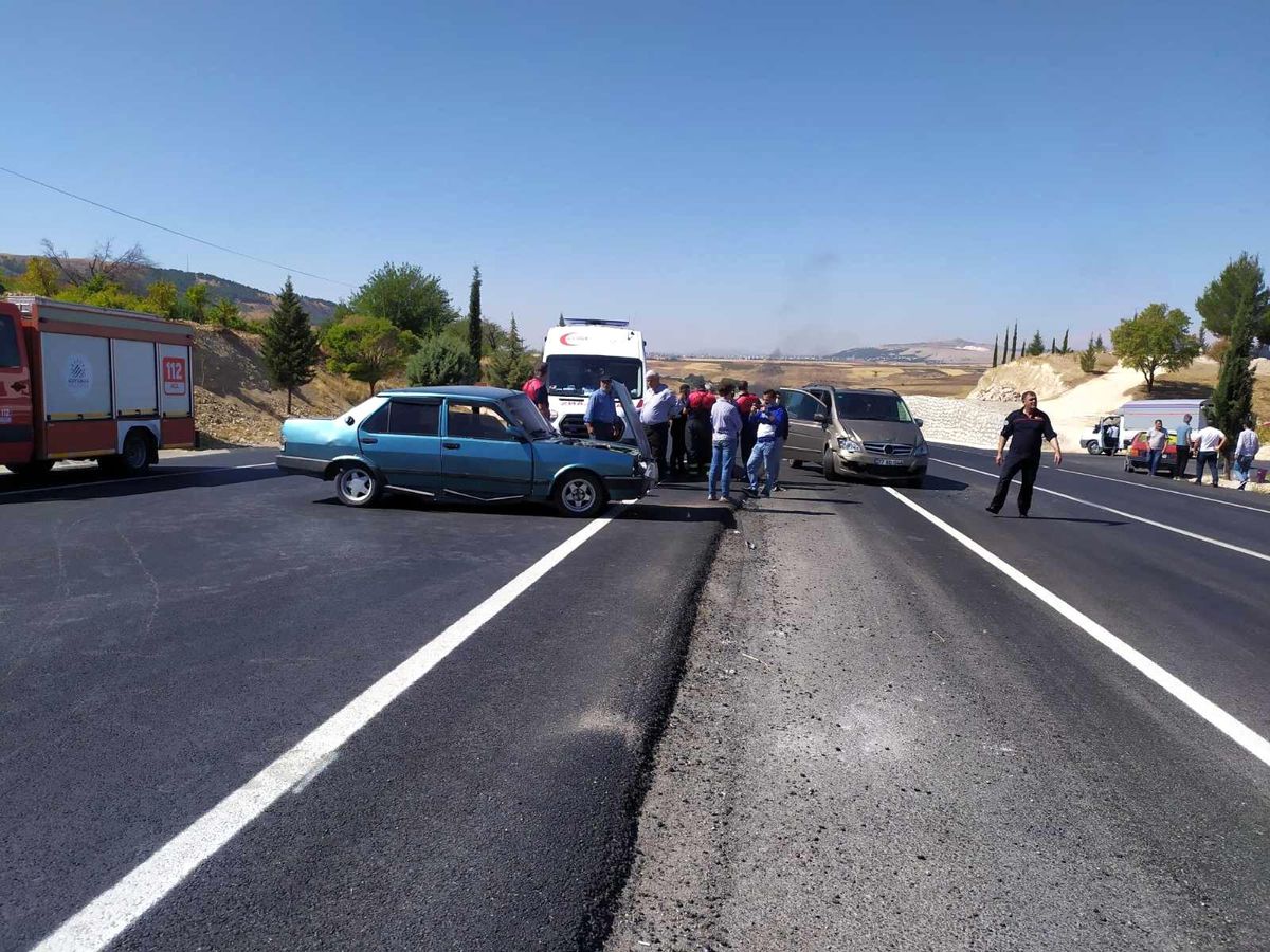 Midibüs ile otomobil çarpıştı: 2 yaralı
