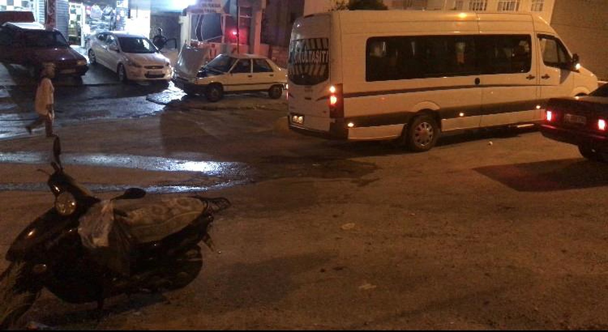 Midibüs motosiklete çarptı: 1 yaralı