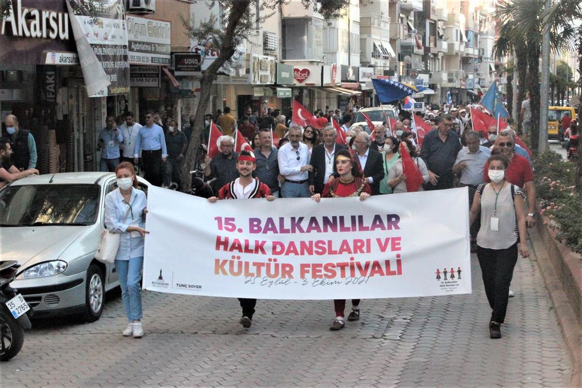 Ödemiş\'te 15. Balkanlılar Halk Dansları ve Kültür Festivali kapsamında gösteri yapıldı