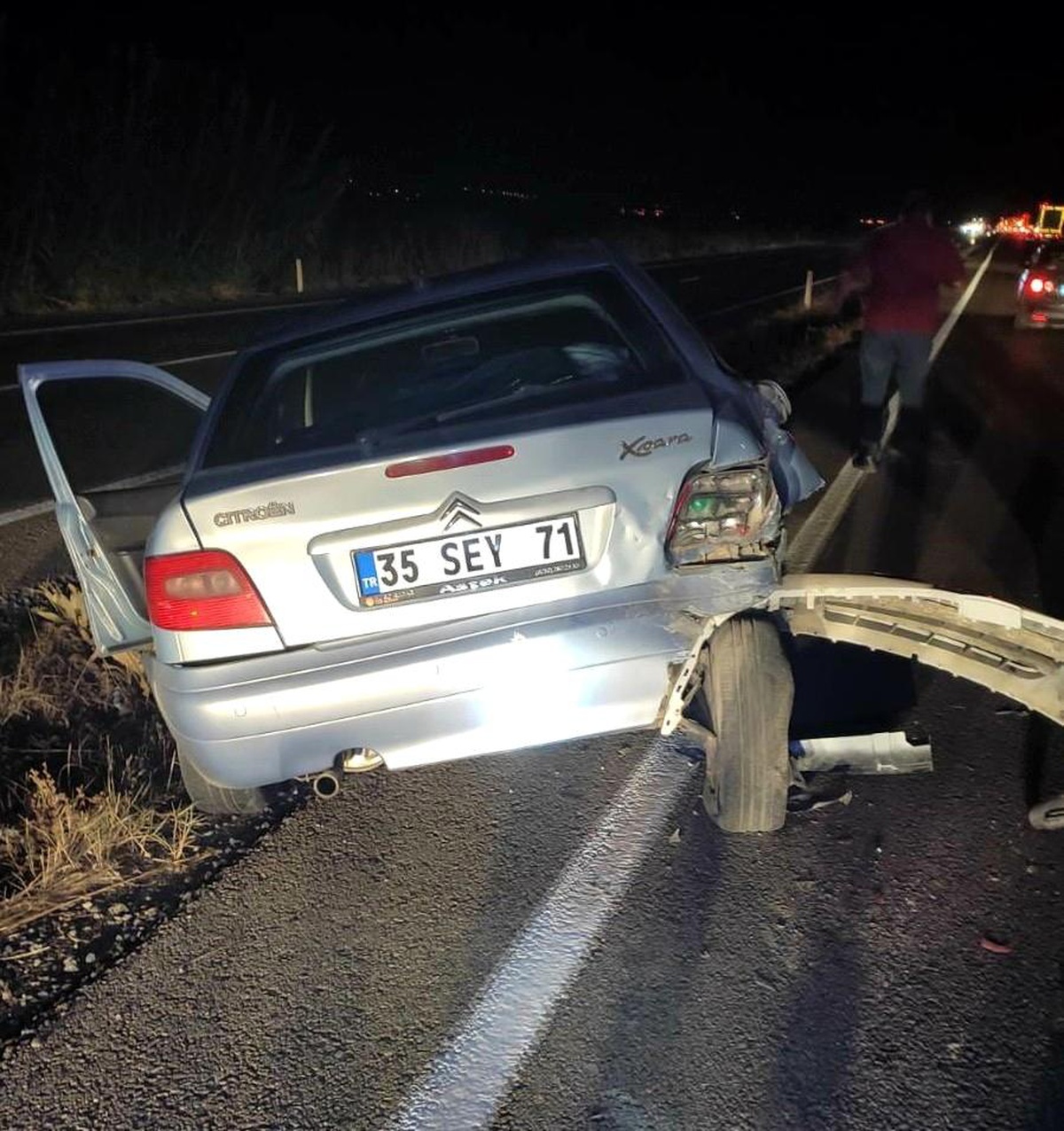 Otomobil önündeki otomobile çarptı: 3 yaralı