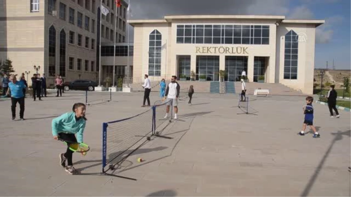 Rektörler ve akademisyenler sokak tenisi oynadı
