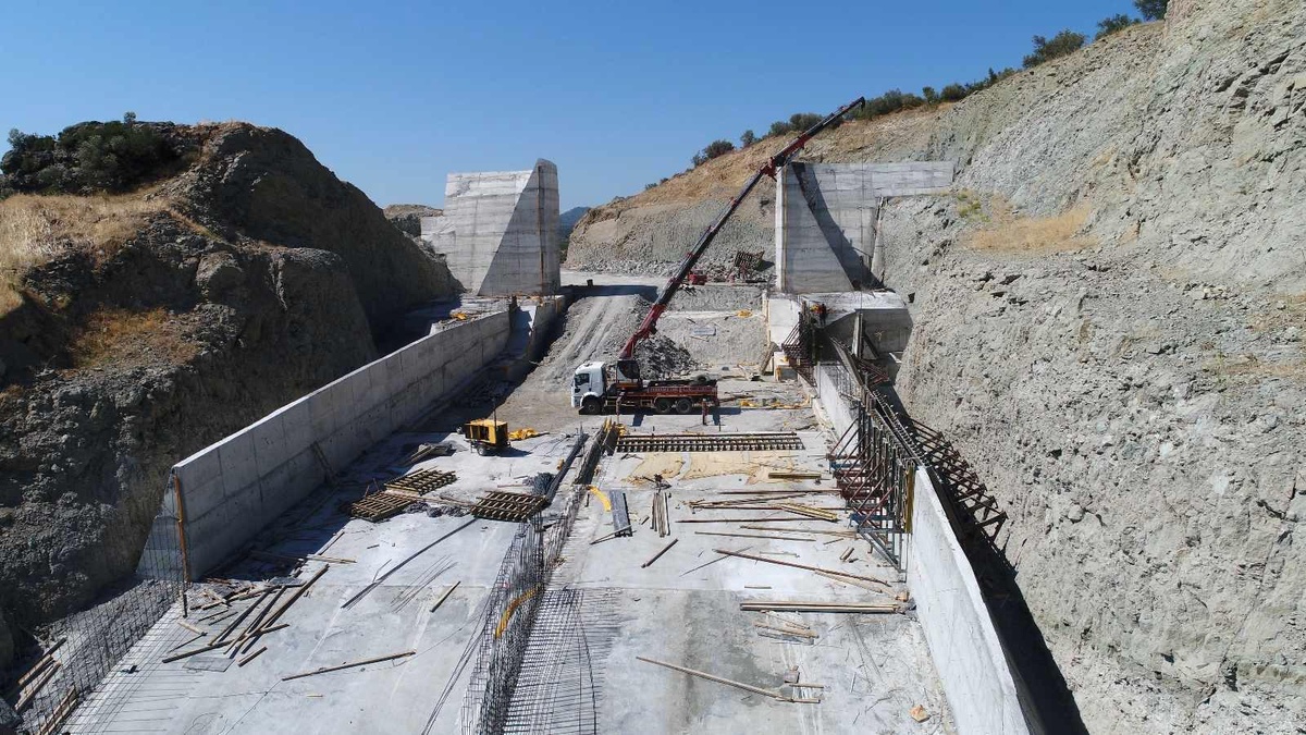 Burhaniye\'deki Reşitköy Barajı inşaatında çalışmalar sürüyor