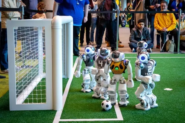 Robot futbol takımı 2050 Dünya Kupası şampiyonunu yenebilir mi? Robot futbol takımı 2050 Dünya Kupası şampiyonunu yenebilir mi?