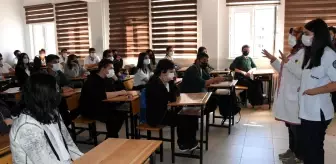 Sağlık meslek lisesi öğrencileri okullarda aşının önemini anlatıyor