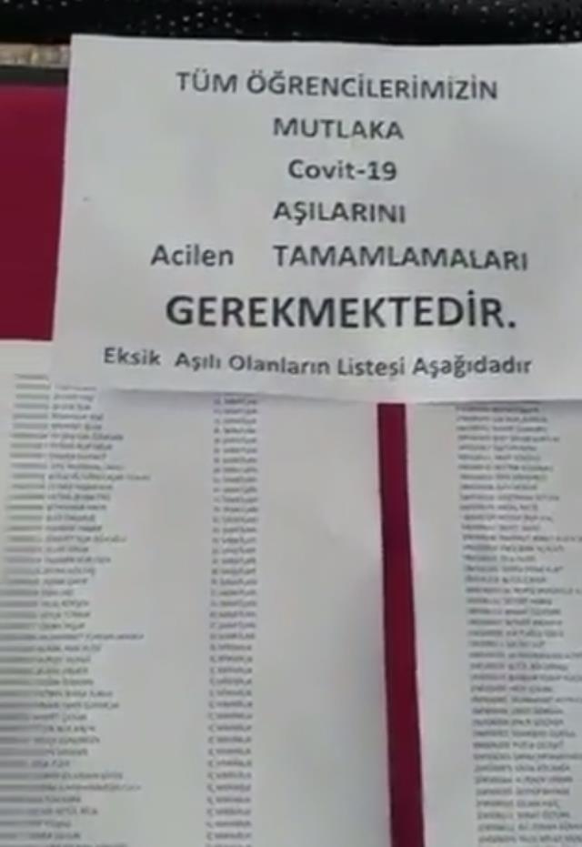 selcuk universitesi nde asisiz ve eksik asili ogrencilerin isimlerini panoya astilar