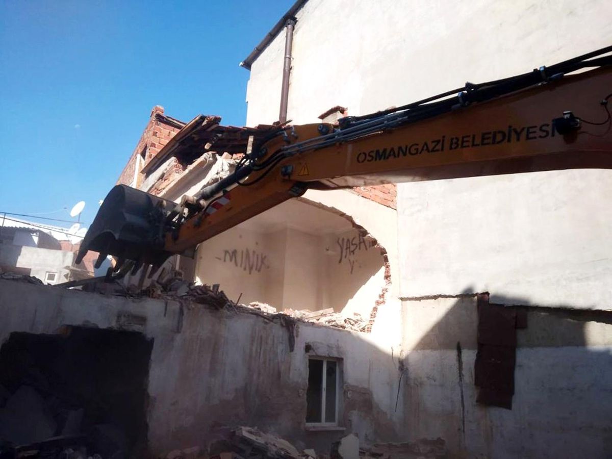 Tehlike arz eden metrûk binalar yıkıldı