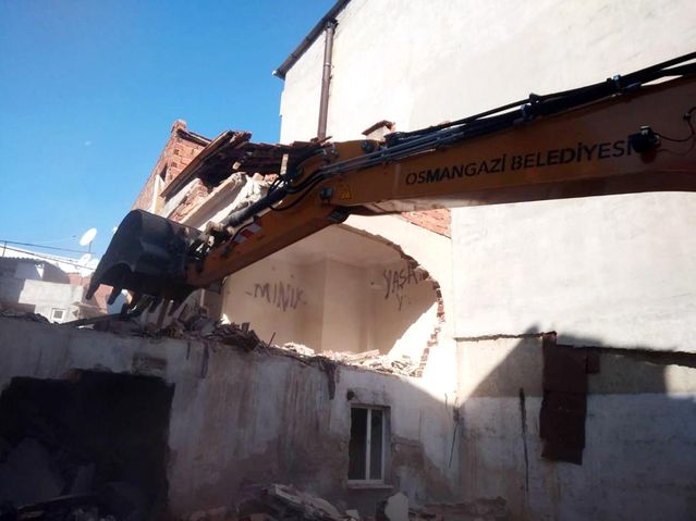 Tehlike arz eden metrûk binalar yıkıldı