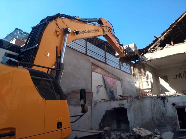 Tehlike arz eden metrûk binalar yıkıldı