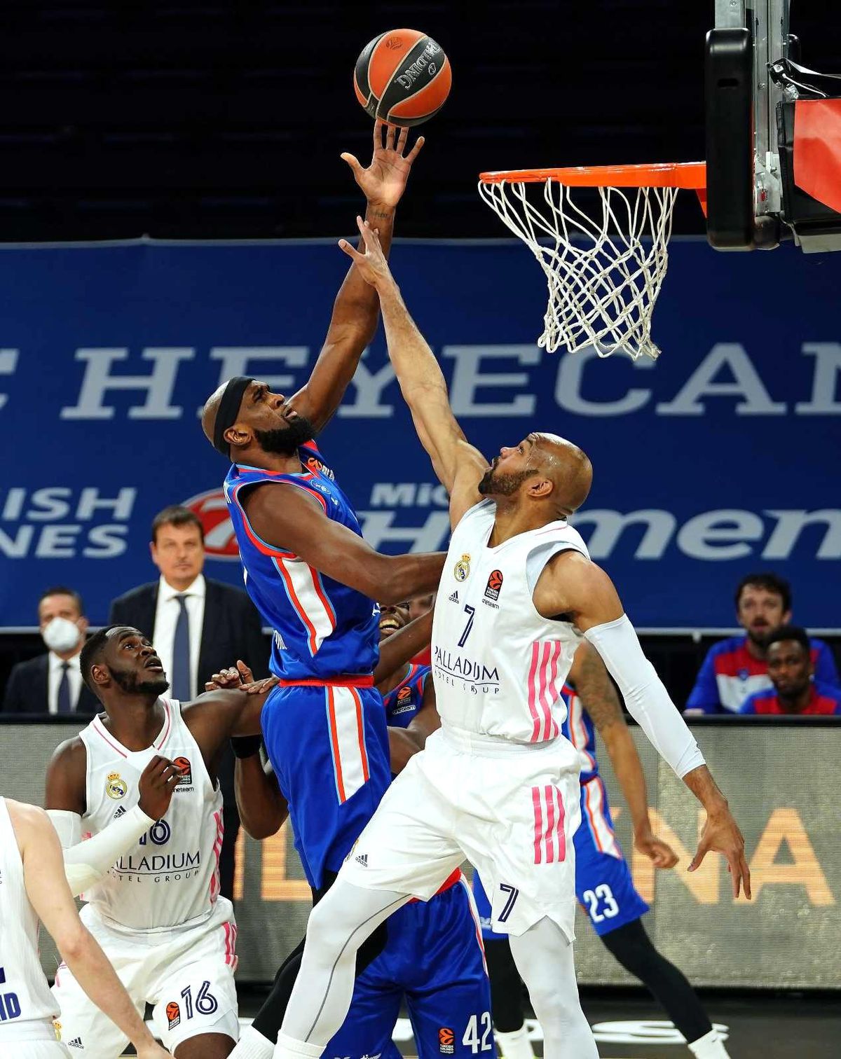 THY Euroleague\'de Anadolu Efes, Madrid deplasmanında