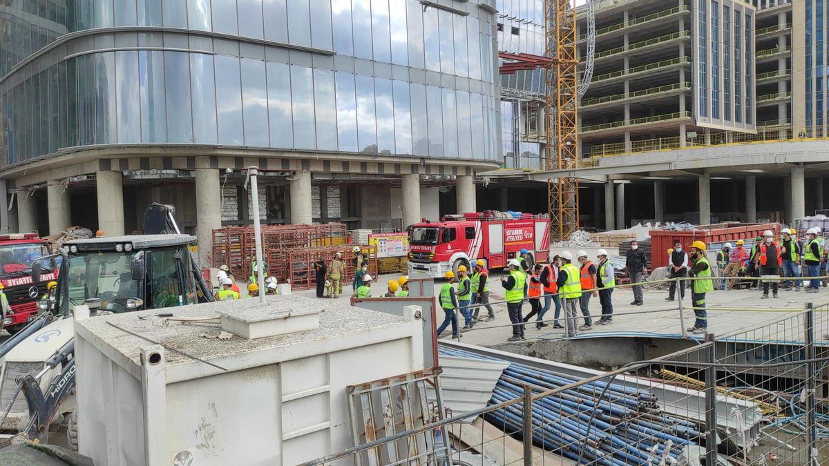 Ümraniye\'de yapımı süren İstanbul Finans Merkezinde çıkan yangın söndürüldü