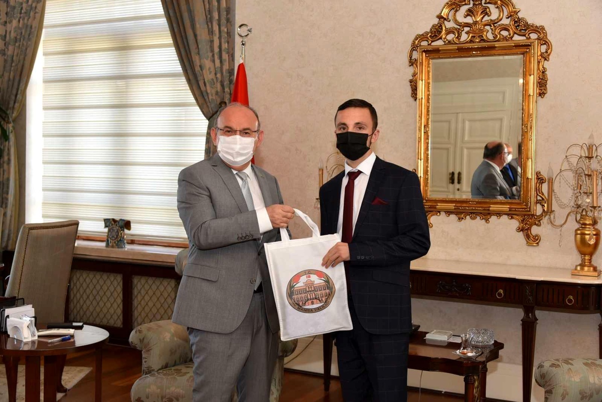 Vali Karadeniz, Hafızlık Yarışması Türkiye 1\'incisini ödüllendirdi