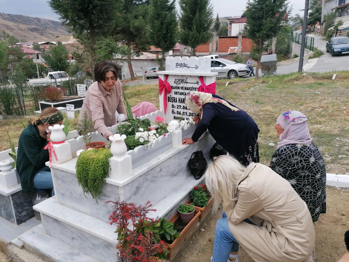 "Yorgun mermi" ile ölen kızın ailesinden dava sonrası çocuklarının mezarına ziyaret