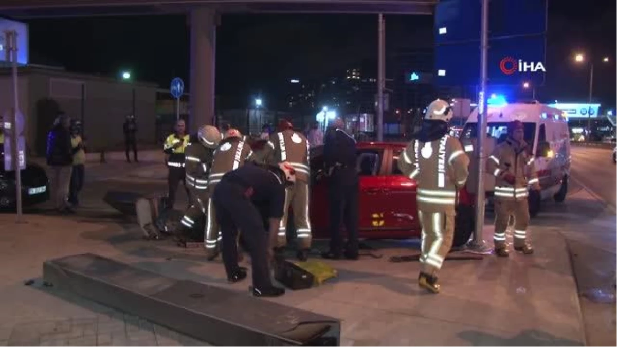 Zeytinburnu\'nda kontrolden çıkan araç reklam direğine çarptı: 2 yaralı