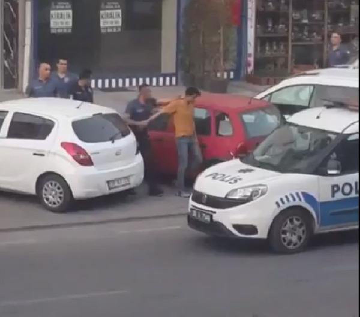 19 Mayıs\'ta balkona İngiliz bayrağı baskılı havlu asan İranlı için takipsizlik kararı