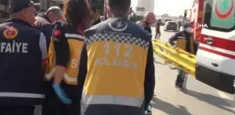 Ambulans ile minibüs çarpıştı, seyyar satıcının aracı refüje fırladı: 10 yaralı