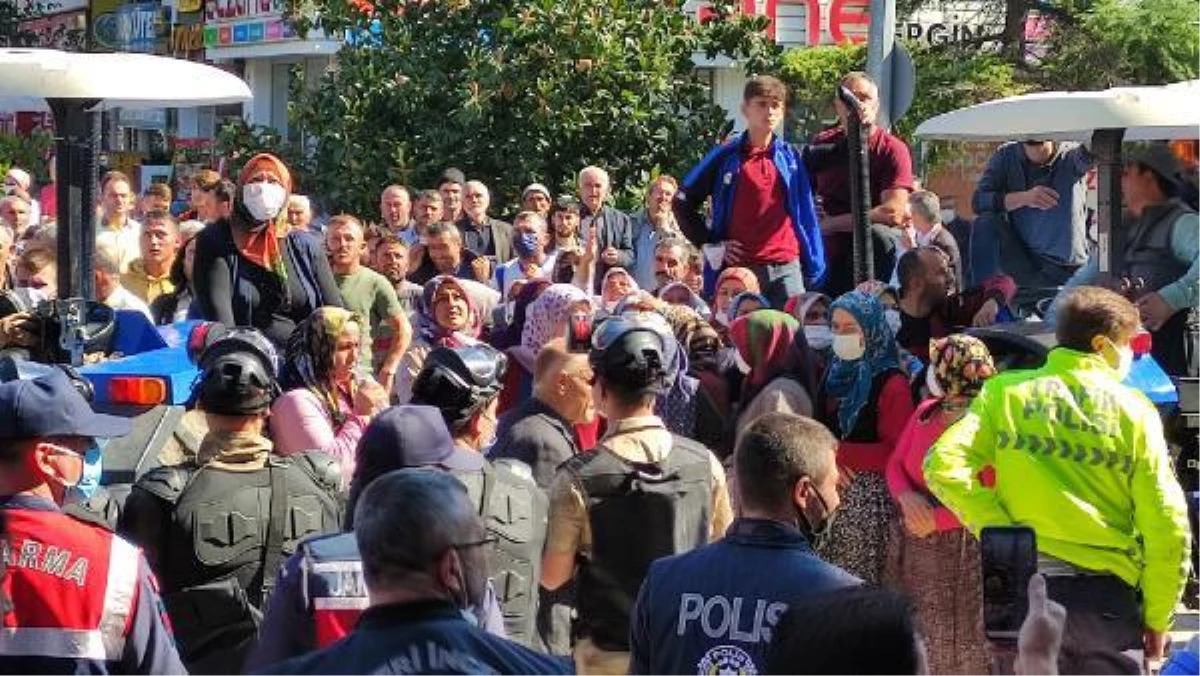 'Arazi toplulaştırma' eyleminde belediye binasına taş atan 2 kişi tutuklandı