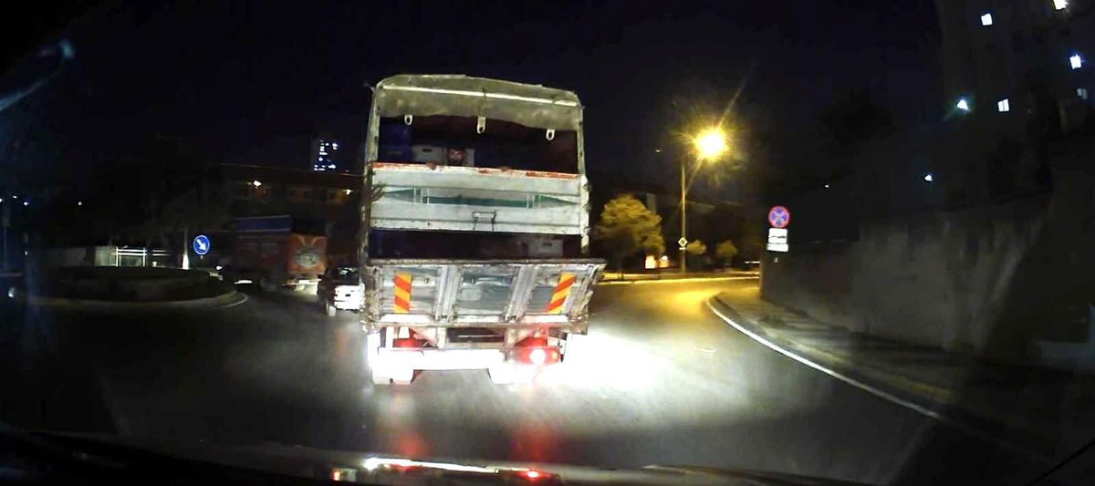 Ataşehir\'de kapağı açık kamyon kasasındaki tehlikeli yolculuk