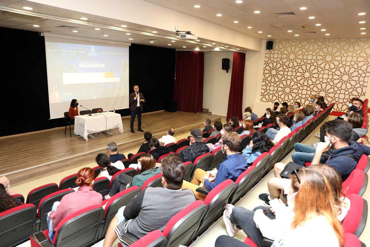 Başakşehir Belediyesinden Avrupalı gençlere sosyal medya eğitimi