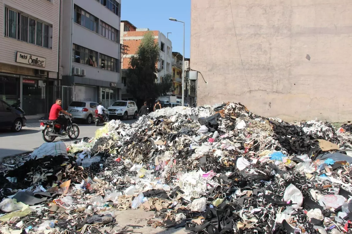 Son dakika haber... Bornova\'nın bir tarafında çöp ve diğer tarafında moloz tepecikleri yükseliyor