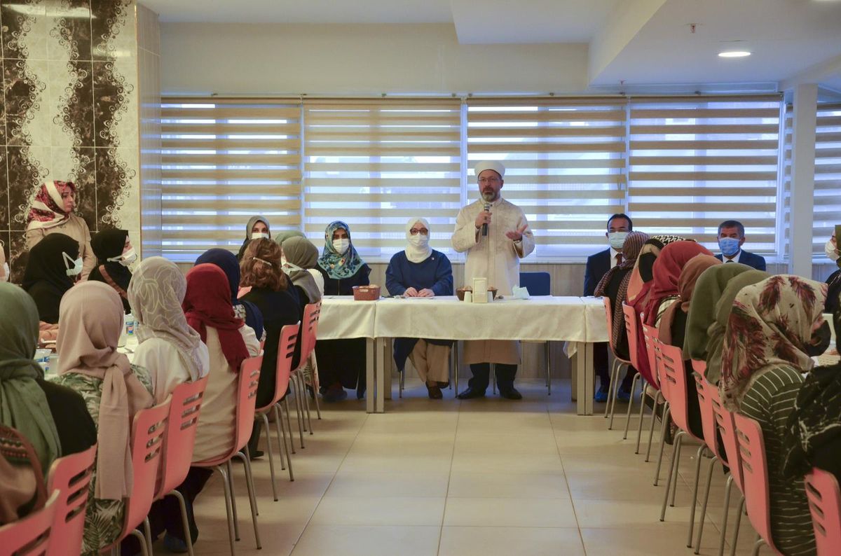 Diyanet İşleri Başkanı Erbaş: "Ev konforunda 10 bin öğrenciye hizmet veriyoruz"
