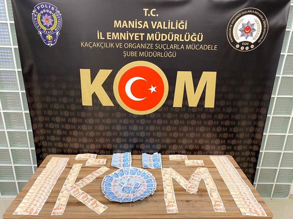 Dur ikazına uymayıp kaçtılar, sahte paraları yola saçtılar