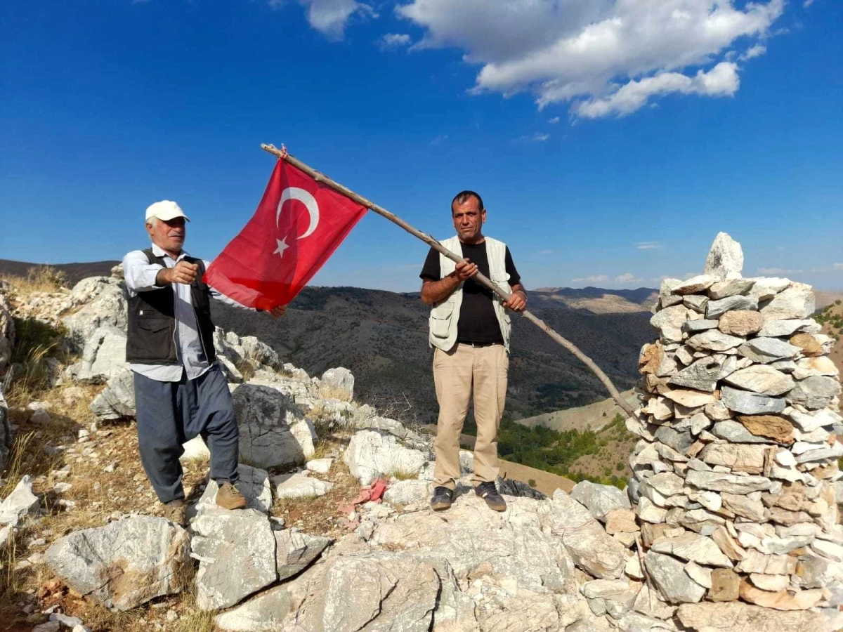 Duyarlı vatandaş Türk bayrağını yeniledi